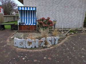 Mit Blick auf den Deich tagsüber oder abends entspannen und die Nordseeluft genießen. Ab und zu kann man einen Klönschnack mit Touristen oder echten Dithmarschern am Deich führen. Aber nur, wenn man will.