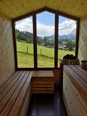 Außensauna-Dachsteinblick Die Außensauna bei Nacht im Schneebedeckten Umfeld und dann noch der Blick und mit dabei die Familie und Freunde, das lässt keine Wünsche offen.