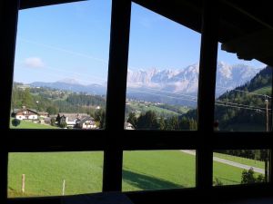 Dachsteinzimmer Der Blick aus diesem Fenster lässt Herzen höher schlagen. Der Dachstein hat zu jeder Tages- und Jahreszeit ein anderes Aussehen und birgt eine magische Anziehungskraft in sich.