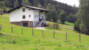 Die Lage aus Osten Das Haus im Grünen, sie Parken in der Garage oder auf einem der Stellplätze direkt neben dem Treppenaufgang.
Im Winter bedienen sie sich am Holzvorrat um den Kachelofen zum Herzen im Haus zu machen.