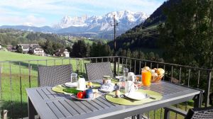 Frühstück mit Dachsteinblick Es ist ein besonderes Erlebnis in Freiheit auf 1000 Meter mit diesem Blick zu Frühstücken.