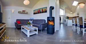 Großer Wohn-Essbereich mit Küche und praktischem Tresen.