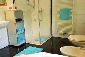mit Dusche, WC und Bidet.