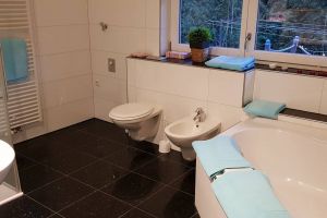mit Eckbadewanne.