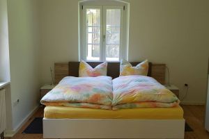 Komfortables Doppelbett mit bequemen Federkernmatratzen und Kleiderschrank.