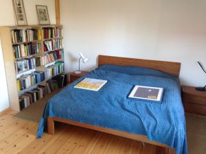 Im Elternschlafzimmer mit dem Doppelbett gibt es auch Bücher...