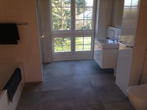 mit Wanne und Dusche