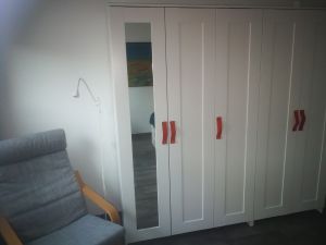 Kleiderschrank und gemütliche Leseecke
