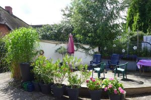 Im Hof, wo auch der Eingang zur Ferienwohnung ist, befindet sich 1 Terrasse, eine 2. Terrasse liegt oberhalb im Garten