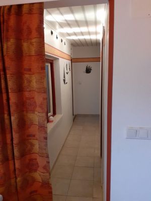 hier gehen Sie von der Küche in das Bad(rechts) und in das Wohnzimmer -kleiner Absatz von 2 cm (hinten links)