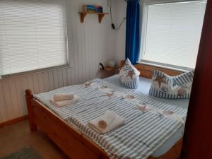 mit Doppelbett,Bett ist bezogen,verstellbar am Kopf/Fußende
linkes Fenster Dreh/Kippfenster