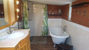 Bad mit ebenerdiger Dusche und Badewanne