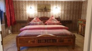 Schlafzimmer mit Doppelbett 1,80 x 2,00m