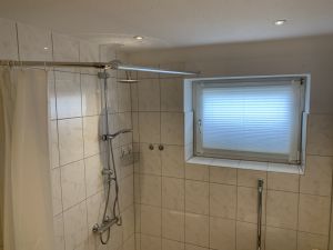 Das Haus hat zwei Bäder. Im einen Bad findest Du eine Dusche, ein WC und eine Waschmaschine