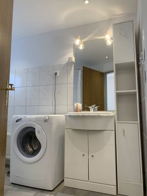 Das Haus hat zwei Bäder. Im einen Bad findest Du eine Dusche, ein WC und eine Waschmaschine