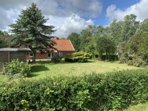 Ferienhaus Nordsee Garten Grillplatz Hausansicht mit 800qm großem Garten. Ein Traum für Dich und Deinen Hund. Ein überdachter Grillplatz ist ebenfalls vorhanden.