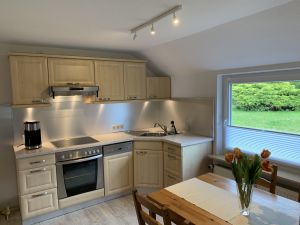 Küche Essplatz Gartenblick Kochen Die Küche ist mit einem Herd, Backofen, Kühlschrank und einer Spülmaschine ausgestattet. Eine Kaffeemaschine und die gängigen Küchenutensilien sind natürlich vorhanden. Es gibt einen Tisch für 4 Personen mit Blick in den Garten.