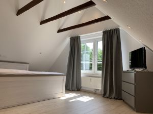 Schlafzimmer, Doppelbett, TV Im OG findest Du dieses Schlafzimmer mit Doppelbett und TV. Die dimmbaren Deckenspots machen den Aufenthalt gemütlich.