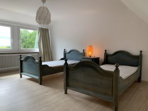 Schlafzimmer, Einzelbetten, Ausblick Im OG findest Du dieses zweite Schlafzimmer mit zwei Einzelbetten, die aber zusammengeschoben werden können. Der Ausblick ist traumhaft über die Felder.