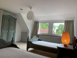 Schlafzimmer, Einzelbetten, Ausblick Im OG findest Du dieses zweite Schlafzimmer mit zwei Einzelbetten, die aber zusammengeschoben werden können. Der Ausblick ist traumhaft über die Felder.