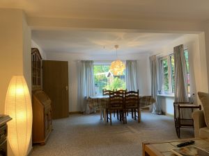 Wohnzimmer Esszimmer Esstisch Gartenblick Im Wohn- und Esszimmer gibt es einen großen Tisch mit bis zu 6 Stühlen. Vom Esstisch kannst Du in den tollen Garten schauen.
