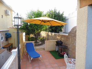 diese Terrasse ist nur für diese Wohnung ausgestattet mit Küche und Gasgrill