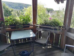 Balkon mit schöner Aussicht,2 Korbsessel,2 Stühle mit verstellbarer Lehne und ein Tisch bilden das Mobiliar.