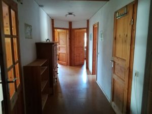 Flur Vom Flur kommt man links über die Küche ins Wohnzimmer.Am Ende Geht es in die Schlafzimmer und das Bad liegt rechts.