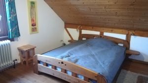 Schlafimmer 1 Im Schlafzimmer 1 befindet sich ein Bett (1,60 x 2,00m),ein Kleiderschrank und eine Kleiderstange.