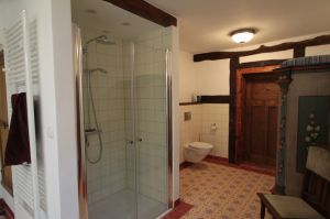 Die Dusche bietet mit einem Extramaß ausreichend Platz