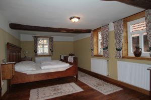 In diesem Zimmer finden Sie ein gemütliches Doppelbett, Kleiderschrank und Wäschekommode.