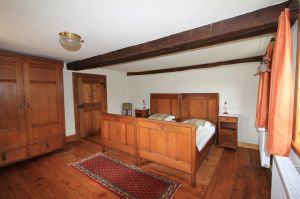 In diesem geräumigen Zimmer findet sich ein Doppelbett, zwei Nachtkonsolen und ein großer Kleiderschrank