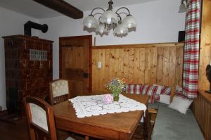 Im gemütlichen Esszimmer findet jeder seinen Lieblingsplatz. Eine lange Bank und Stühle laden zum Verweilen ein. Der Kaminofen spendet im Winter wohlige Wärme. Selbstverständlich gibt es auch eine Gasheizung.