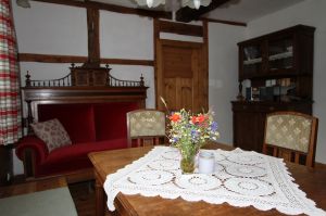 Historische Möbel sorgen für das passende Ambiente im denkmalgeschützen Haus