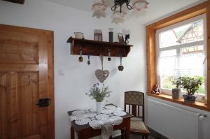 In der Küche befindet sich ein kleiner Tisch und ein Stuhl