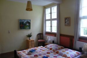 mit Doppelbett und nicht benutzbarem (!) Kachelofen