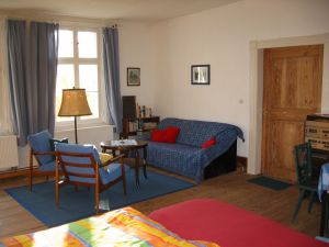 Blick auf Couchbereich im östlichen Schlafzimmer