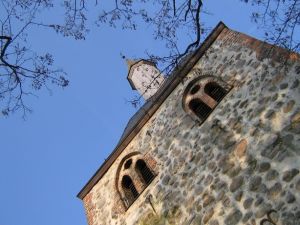 Aus dem Küchenfenster nach Oben - der schöne alte Wehr-Kirchturm