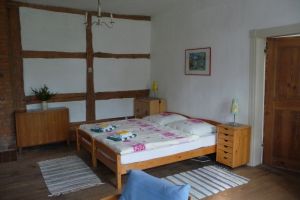 Schlafzimmer mit 2 Betten (anreihbar) und Sitzecke (für Spiel) und Couch...