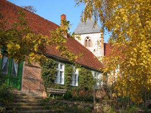 der Blick zur Kirche von der Treppe