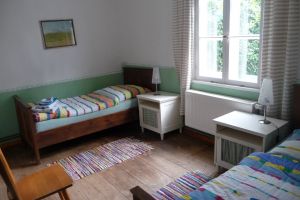 zwischen den beiden anderen Schlafzimmern liegt das Schlafzimmer nicht nur für Kinder, der schöne Kachelofen darf leider nicht benutzt werden!
