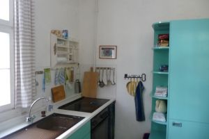 andere Blickrichtung in der hellen Küche