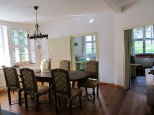 Großer Auszieh-Tisch im Wohnzimmer, wo auch DVD- und Musikanlage stehen