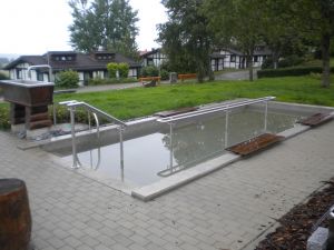 Die Kneippanlage ist direkt m Spielplatz mit Armbecken und Taurasen