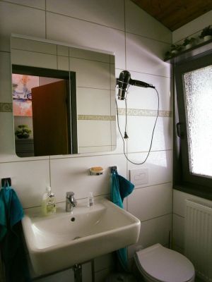 Badezimmer mit Fenster