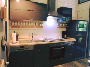 Moderne Küchenzeile mit Ceranfeld,Backofen,Microwelle,Dunstabzug,Kühlschrank und Spülmaschine