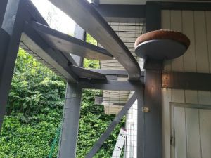Terrasse "katzensicher" und mit Sitzplätzen.