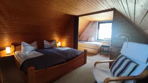 Schlafzimmer in der 1. Etage
Bitte beachten Sie, das die Räume nur durch eine Falttür getrennt sind. Besonders geeignet für Familie mit 1 Kind oder "getrennt Schläfer".