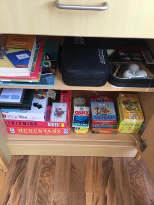 Tischtennisschläger, Spiele und Bücher halten wir für unsere kleinen Gäste bereit.