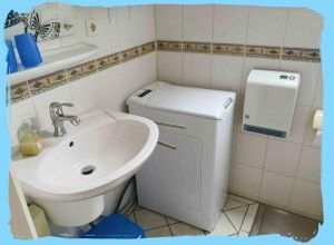 Bild 20: FH Nordsee-Oase, Nordseeküste, Neuharlingersiel: am Meer im Grünen am Hafen